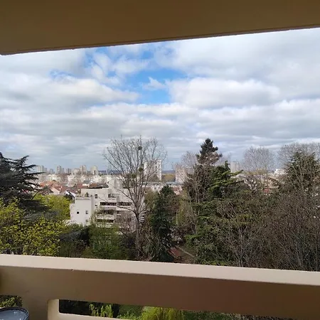 100m2 Pres Du Metro Et Aeroport